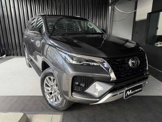 TOYOTA HILUX SW4 2.8 D-4D TURBO DIESEL SRX 7L 4X4 AUTOMÁTICO